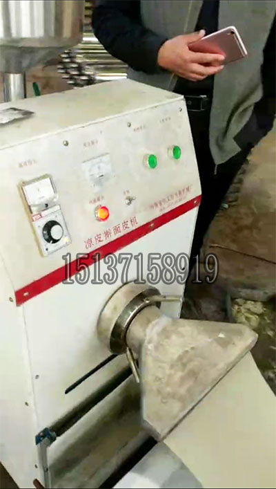 多功能搟面皮機調(diào)試中